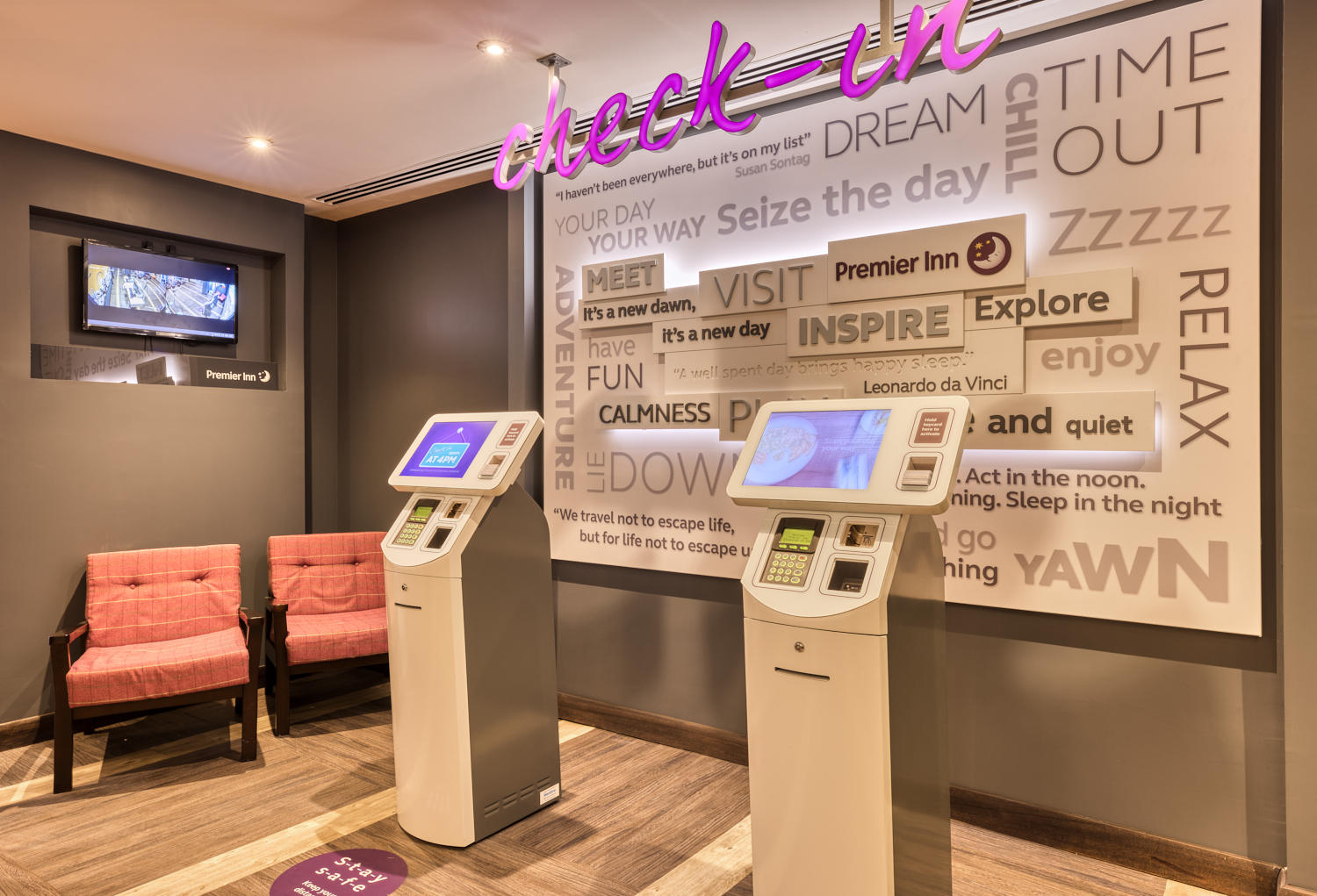 Фото Hub by Premier Inn Edinburgh City Centre