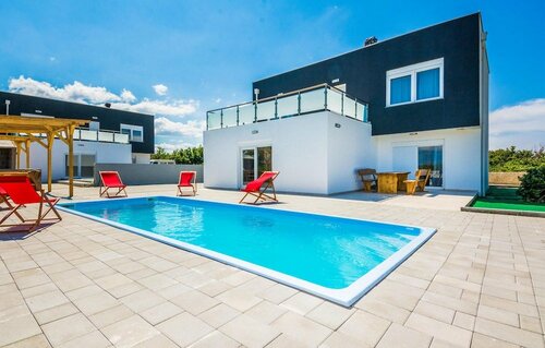 Жильё посуточно Beautiful Home in Privlaka With Outdoor Swimming Pool and 8 Bedrooms
