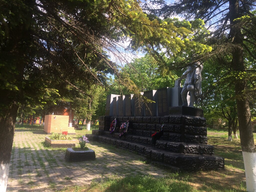 В с. Круглом Азовского района отремонтируют памятник воинам ВОВ