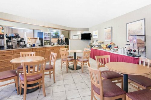 Гостиница Days Inn & Suites by Wyndham Fargo 19th Ave/Airport Dome в Фарго