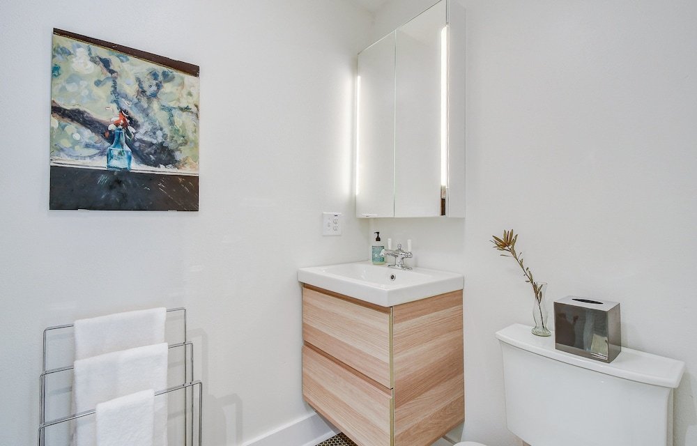 Фото East Austin Home w/Backyard Oasis by RedAwning