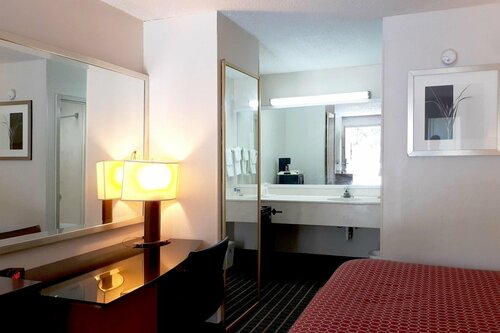 Гостиница Suburban Studios Hinesville - Fort Stewart Area в Хайнсвилле