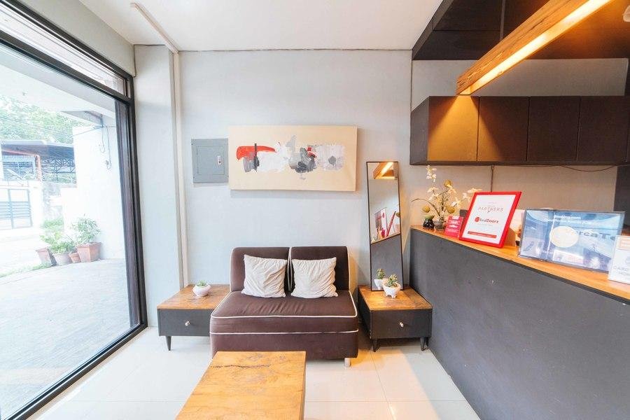 Фото RedDoorz near New Government Center