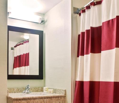 Фото Courtyard by Marriott Buffalo Amherst/University