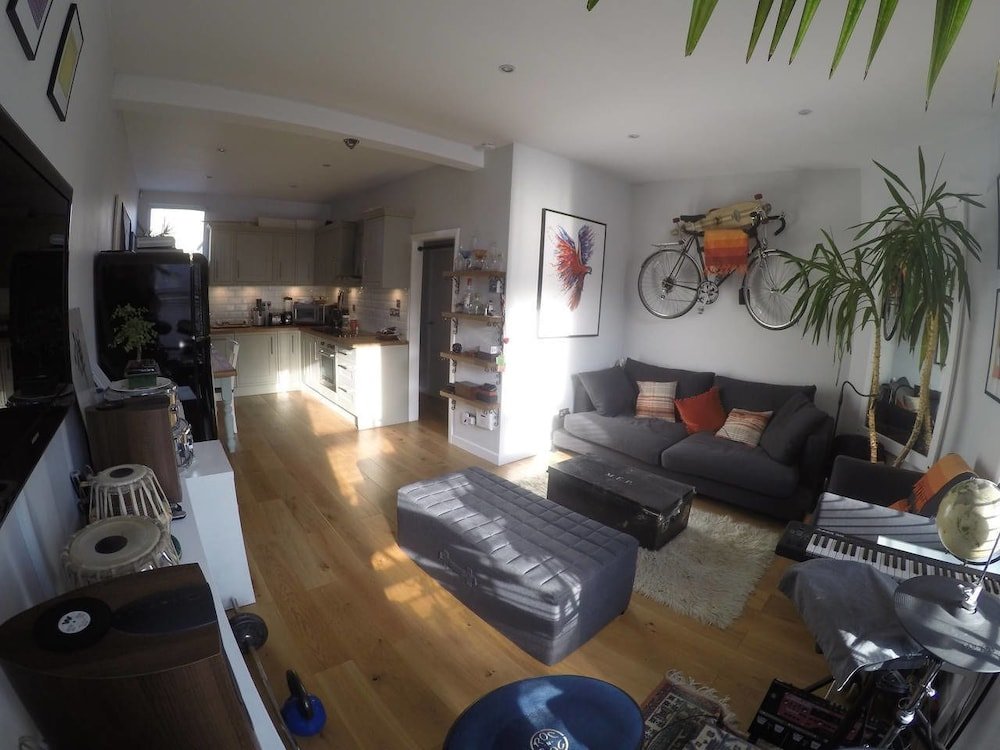 Фото Charming 1 Bed Near Tube with Parking Permit