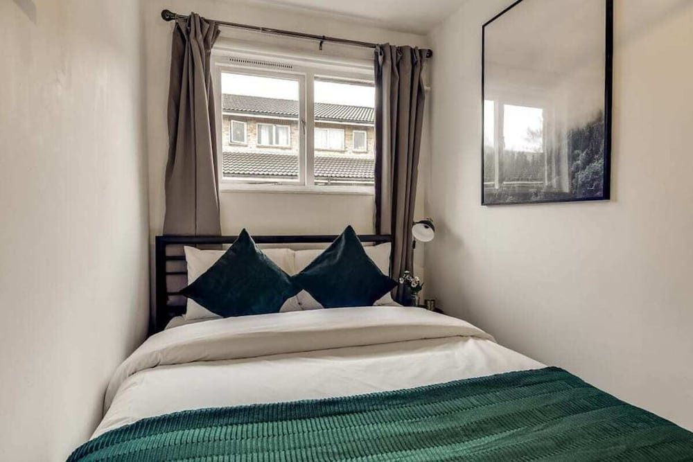 Фото Lovely 4 Bed House w Garden, 1 Stop to Waterloo