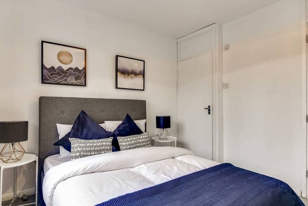 Фото Lovely 4 Bed House w Garden, 1 Stop to Waterloo