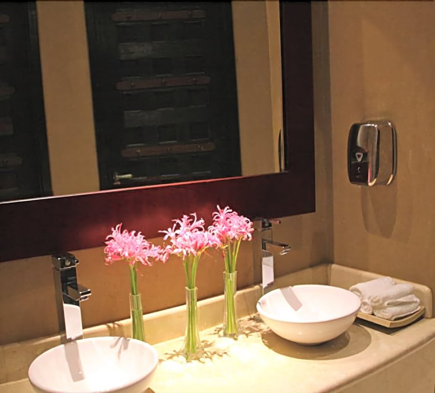 Фото Royal Elephant Hotel & Conference Centre