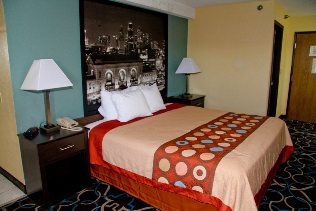 Фото Super 8 by Wyndham Kansas City