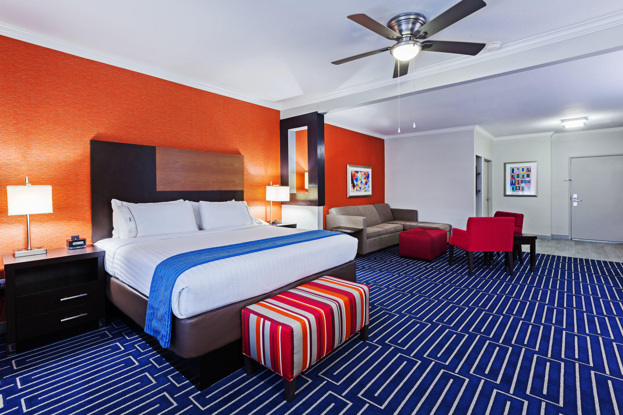 Фото Holiday Inn Express Hotels & Suites East Houston, an Ihg Hotel