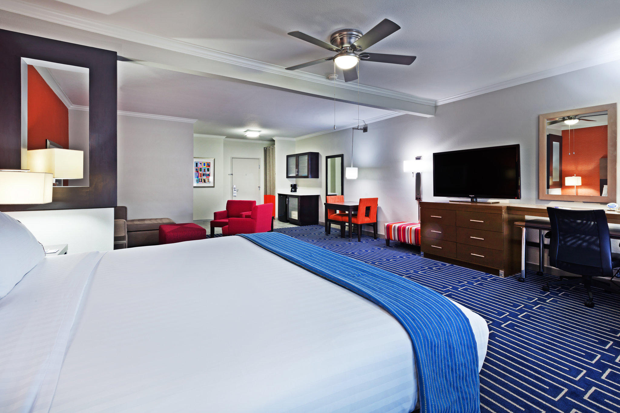 Фото Holiday Inn Express Hotels & Suites East Houston, an Ihg Hotel
