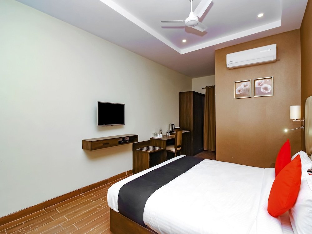 Фото Capital O 28086 Sindhura Grand