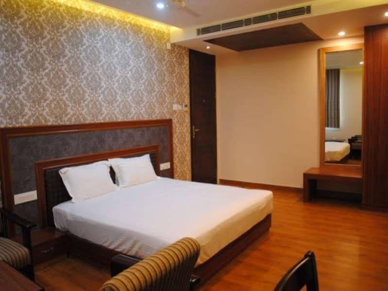 Фото Hotel The Grand Bhavya Palace