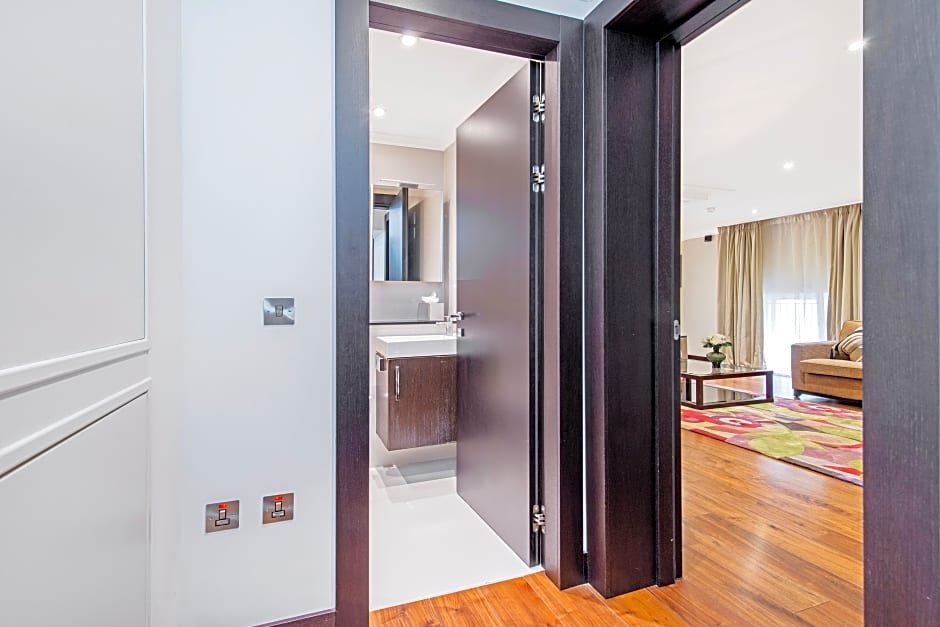 Фото 130 Queen's Gate Apartments