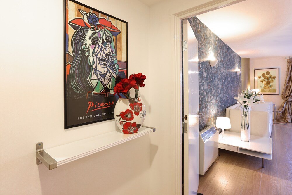 Фото Point West Apartments Gloucester Road