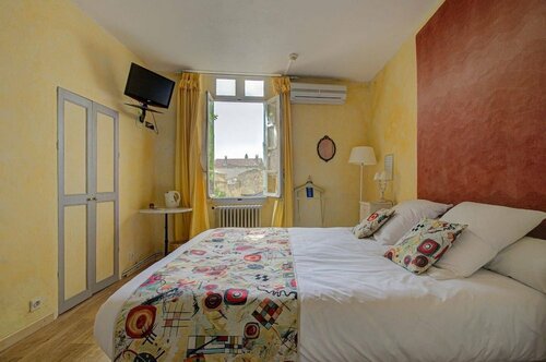 Гостиница Hotel Saint Jean в Ньоне