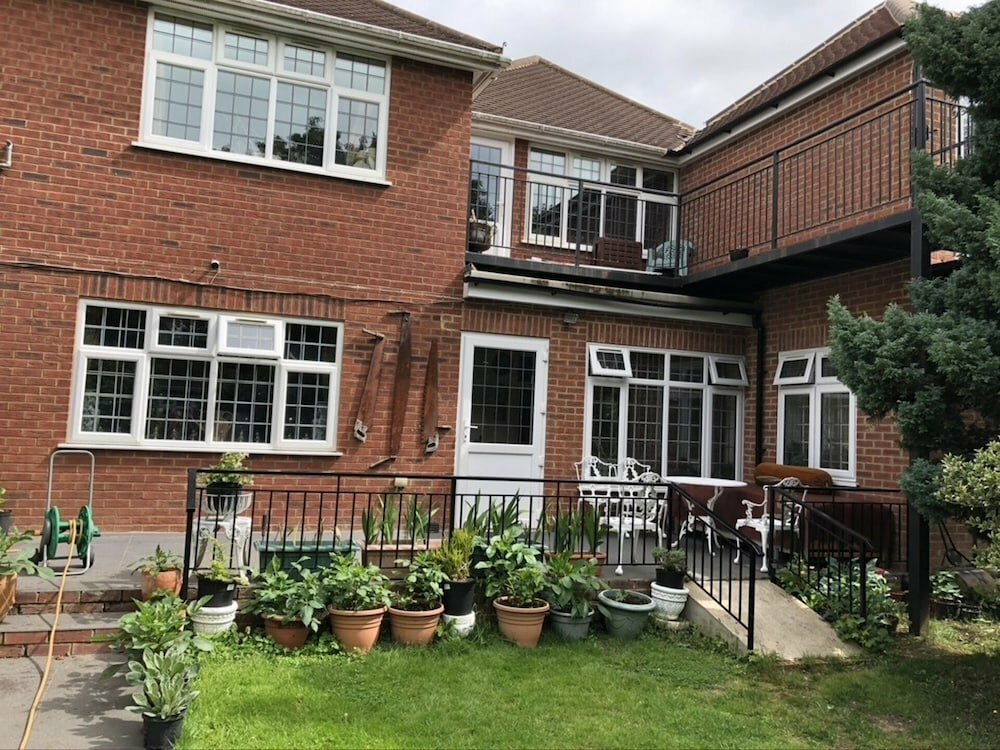 Hotel 1-bed Unit 10 Minute Drive From Hellfire Caves, England, photo