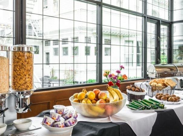 Фото Huntingdon Manor Hotel