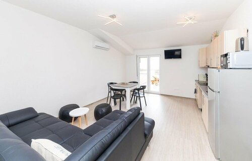 Жильё посуточно Beautiful Apartment in Kastel Luksic With 1 Bedrooms and Wifi