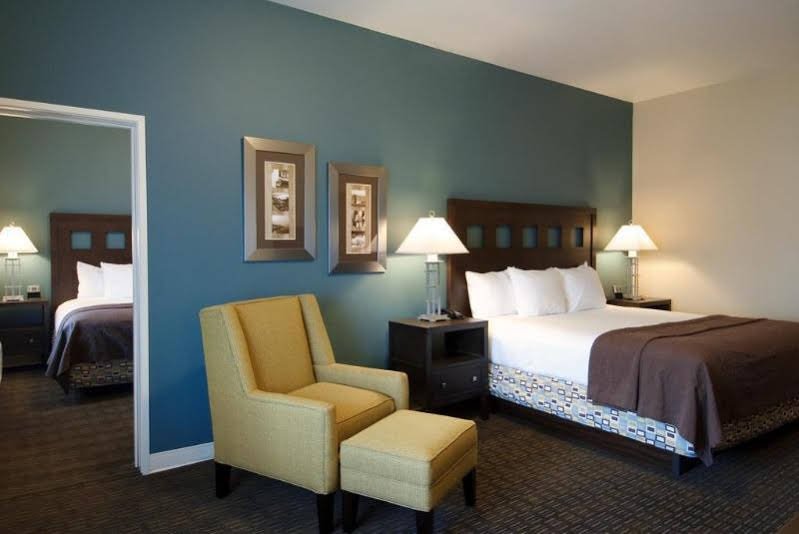 Фото Oxford Suites Silverdale