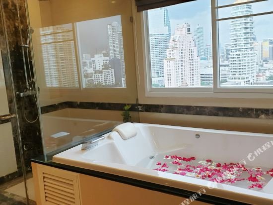 Фото Piyathip Place Serviced Apartment
