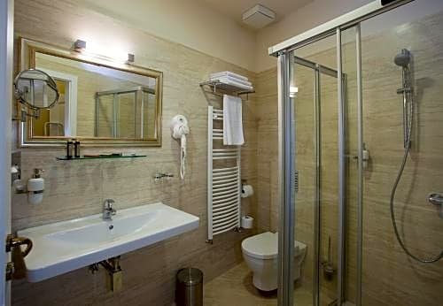 Фото Barokk Hotel Promenád Gyor