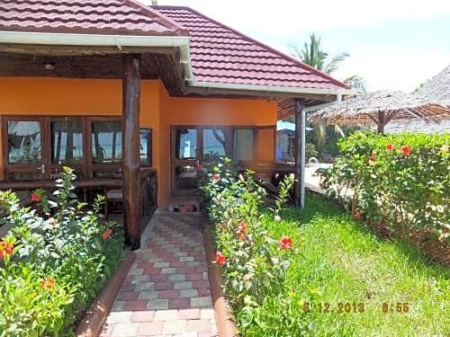 Фото Mnarani Beach Cottages