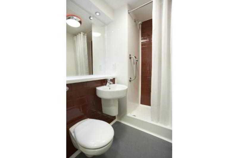 Фото Travelodge Manchester Upper Brook Street