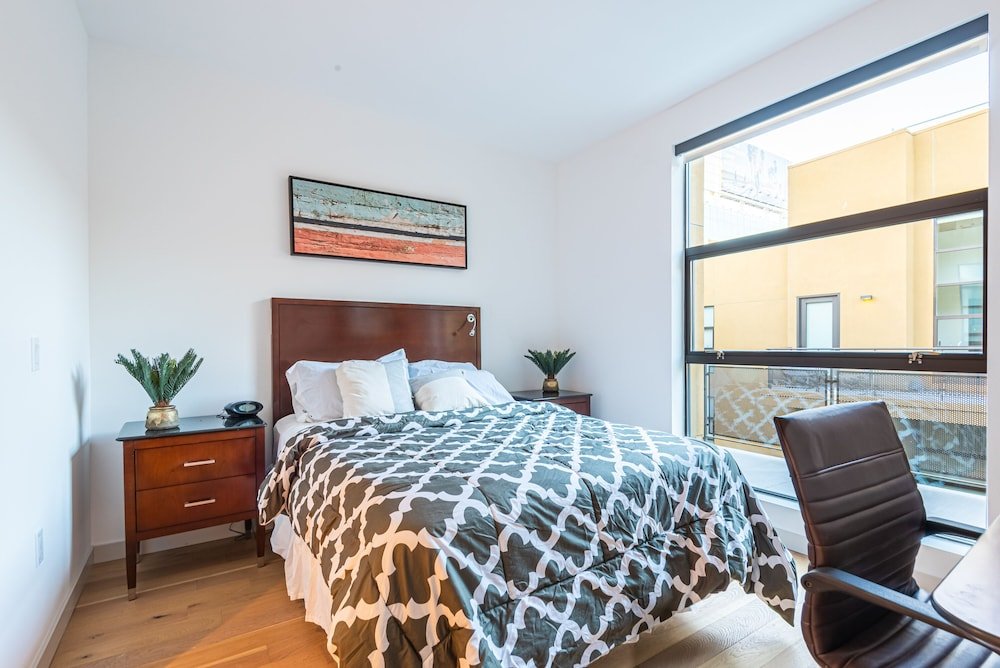 Фото Gorgeous Hollywood Living - 2 Bedroom