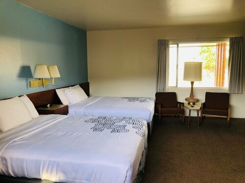 Гостиница Curly Redwood Lodge в Кресент Сити