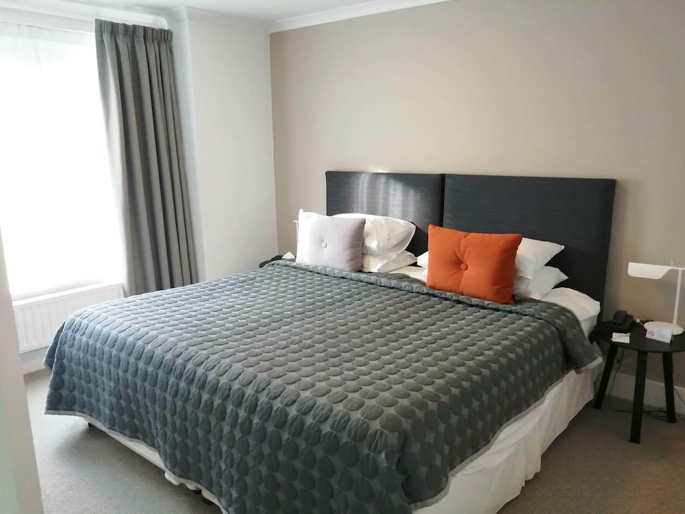 Фото Monarch House Serviced Apartments