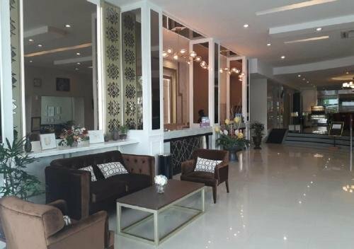 Гостиница Daima Hotel Padang в Паданге