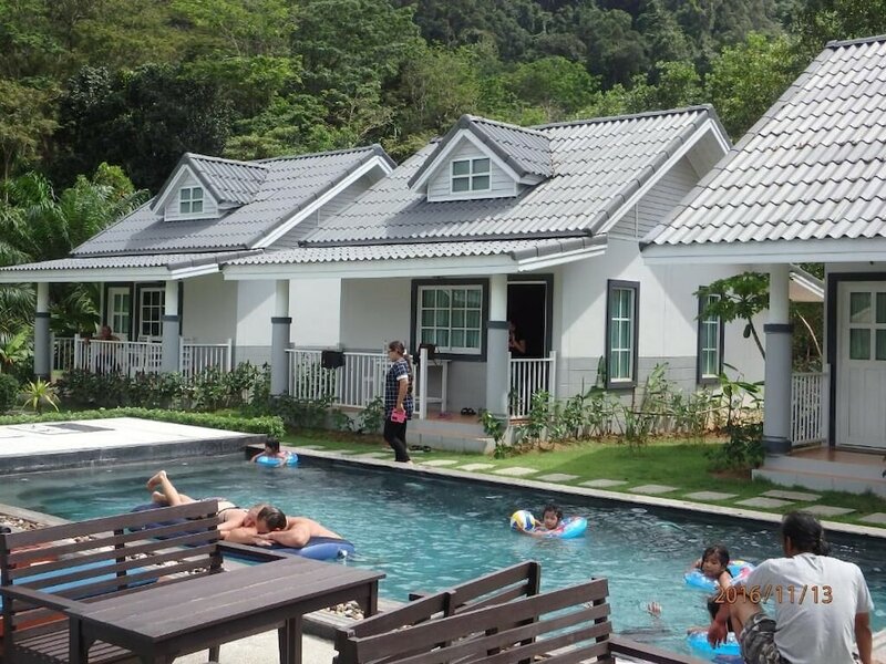 Suksompong Resort