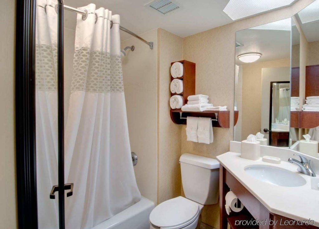 Фото Hampton Inn Madison East Towne Mall Area