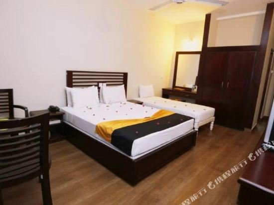 Фото Hikkaduwa Beach Hotel