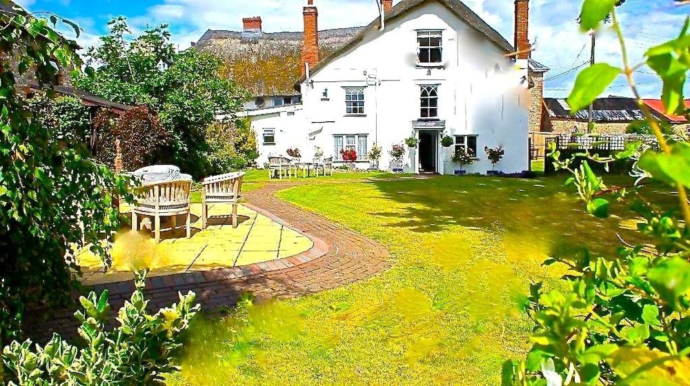 Фото The White Cottage B&b