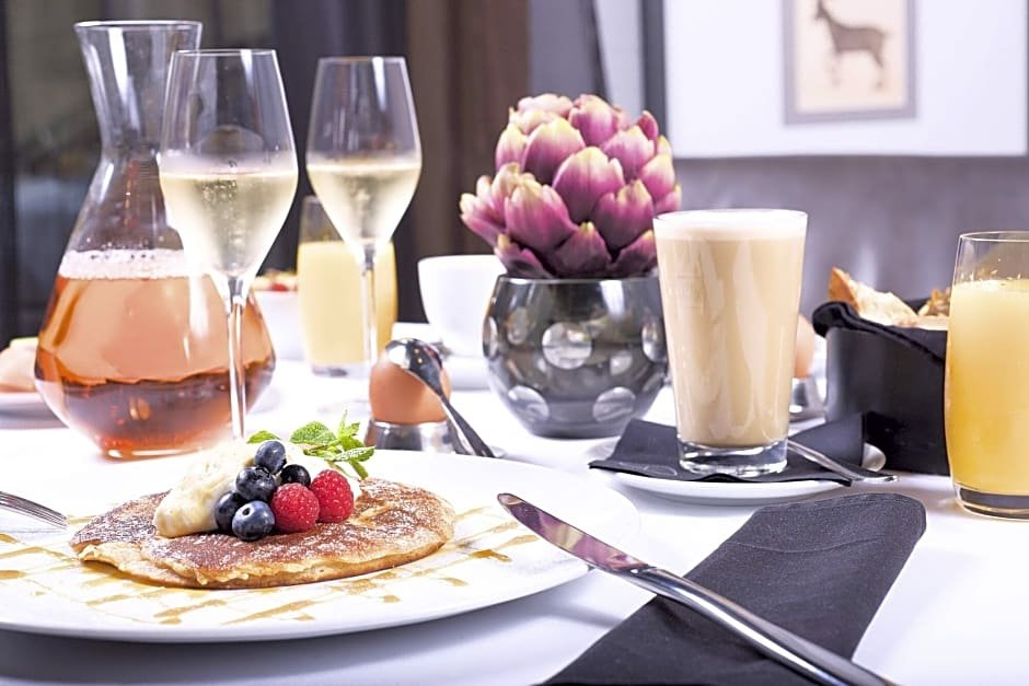 Фото The Emblem Hotel