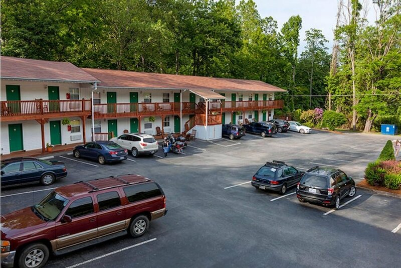 Гостиница Maggie Valley Creekside Lodge