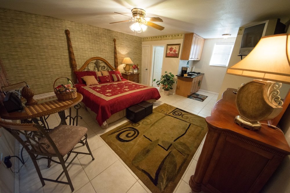 Фото Camelot Beach Suites