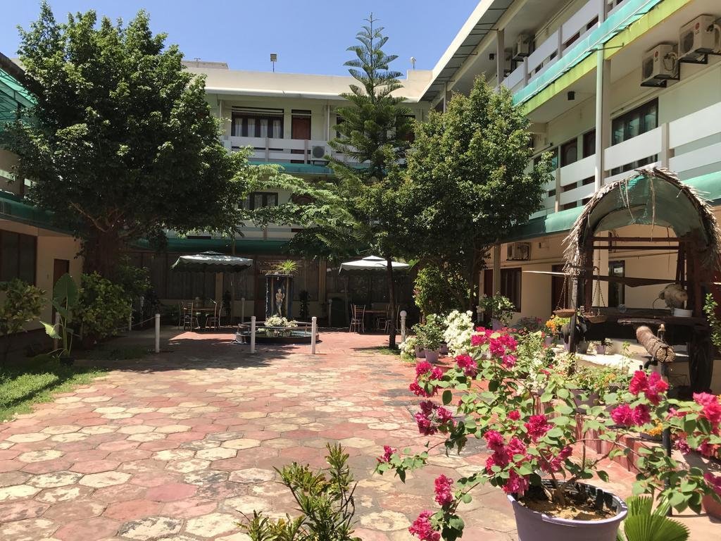 Фото Gnanams Hotel