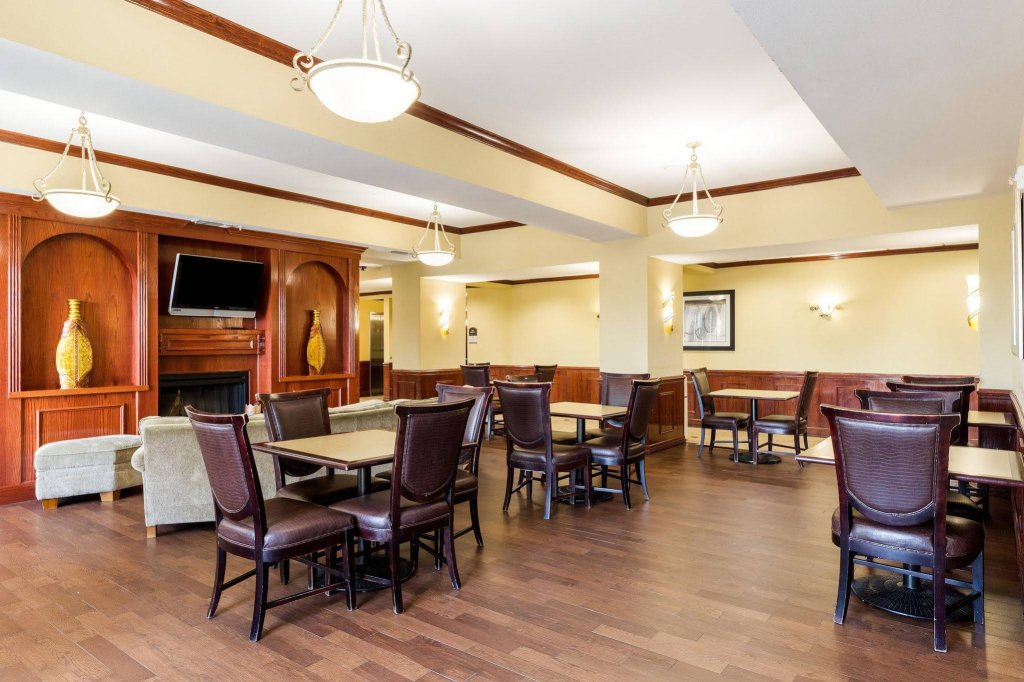 Фото Comfort Suites Central