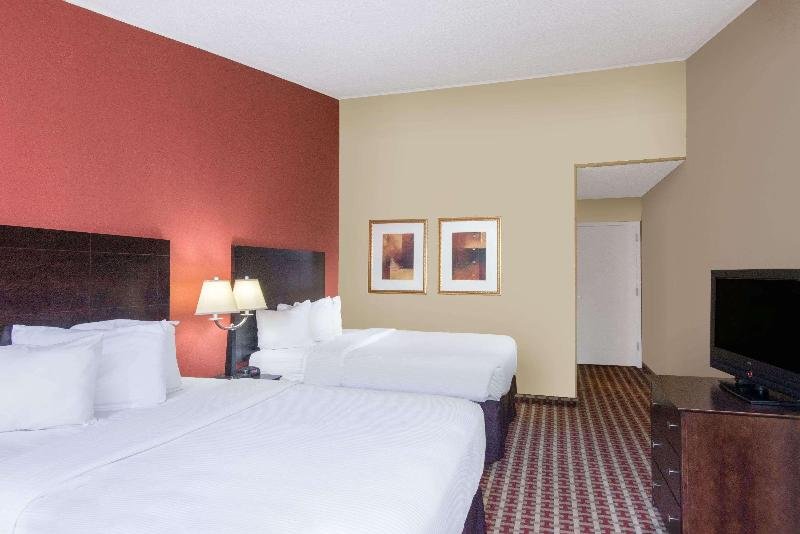 Фото Ramada by Wyndham Whitehall/Allentown