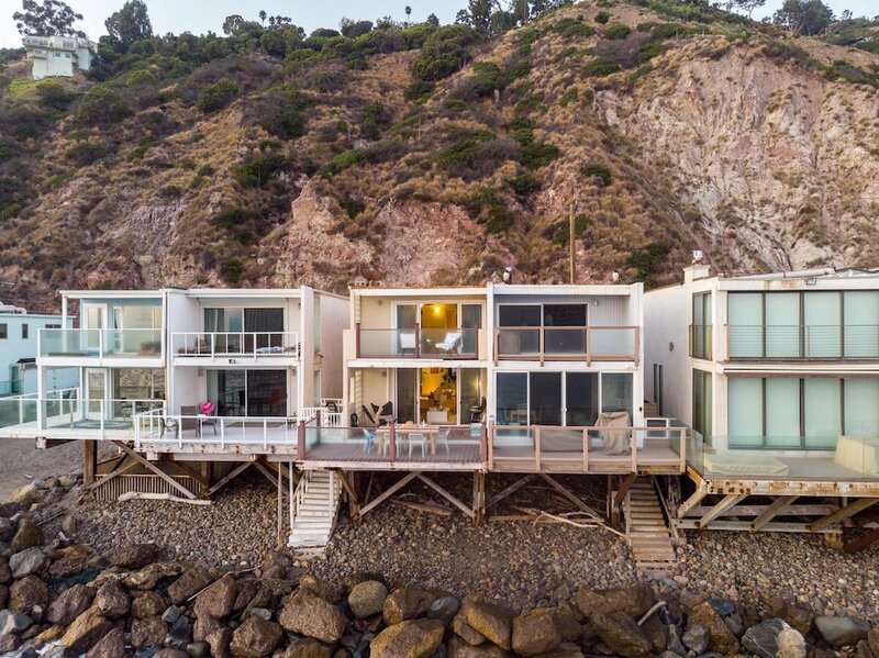 Гостиница Rockpoint by AvantStay Beachfront Home w Ocean Views & Private Beach Access