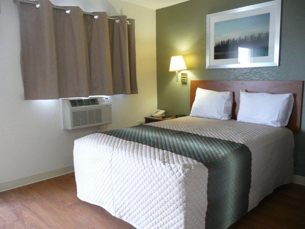 Фото HomeTowne Studios by Red Roof Fort Lauderdale