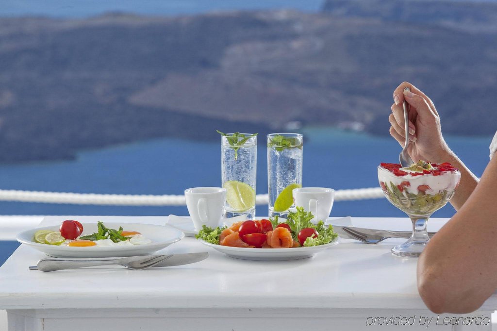 Фото On The Rocks Hotel