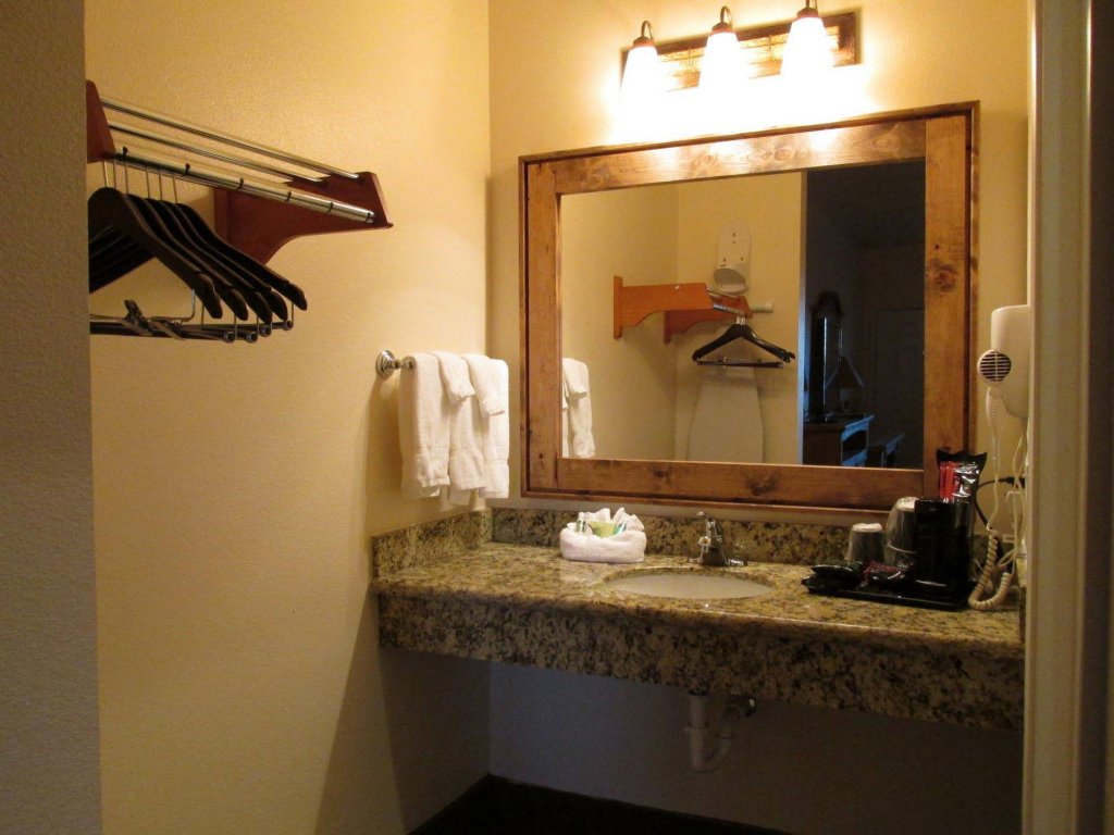 Фото Best Western Adirondack Inn