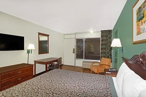 Фото Travelodge by Wyndham Fort Myers North