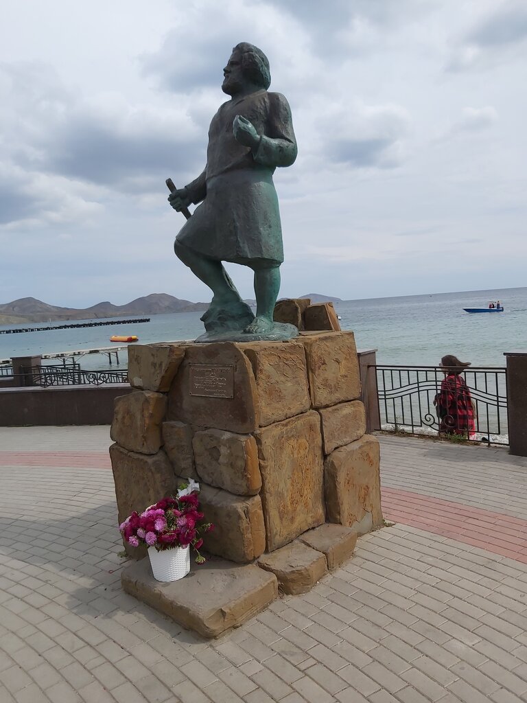 Памятник Волошина в Коктебеле