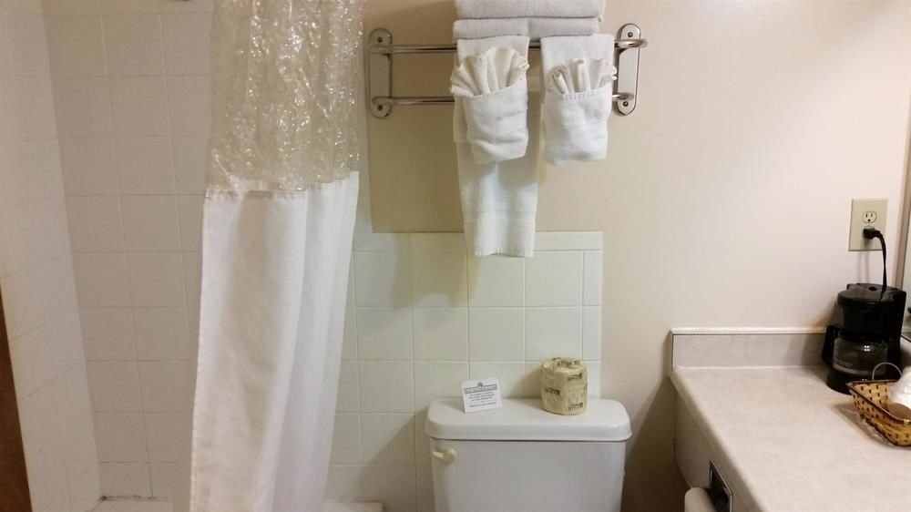 Фото Days Inn & Suites by Wyndham Spokane