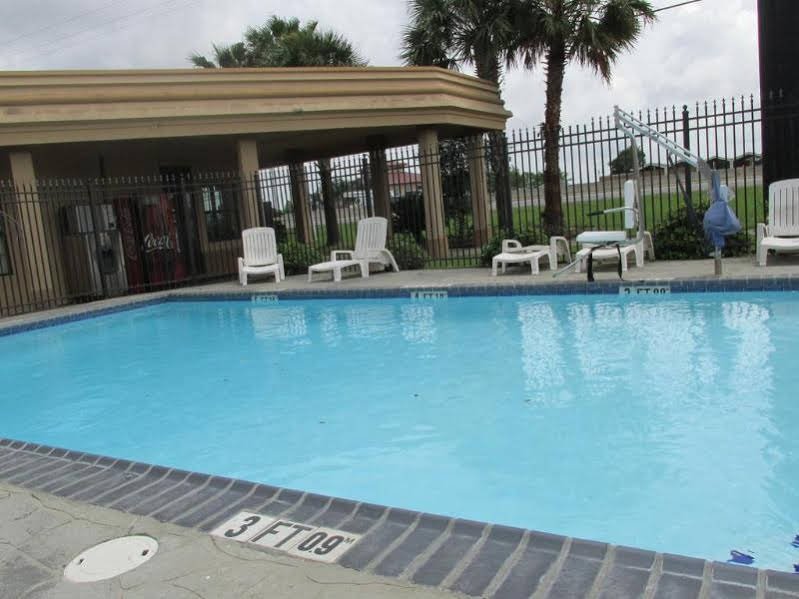 Фото Days Inn by Wyndham Lake Charles